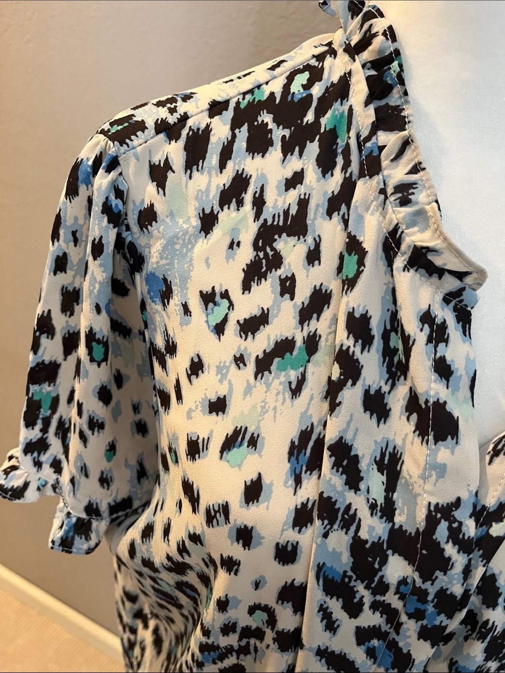 T Tahari Black, Cream, Brown and Teal Printed Blouse Size L - Picture 2 of 11